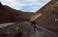 Robin and Todda bikes along the river Tsarap