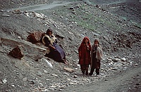 An older and two ungre women along the way to Zanskar