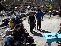 We take a break at Yamphu (3640m)