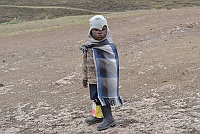 At the Basotho people (Blanket people) all have rubber boots and a blanket around him, young and old.